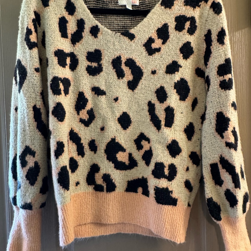 Gianni Bini Black and Cream Leopard V-Neck Sweater